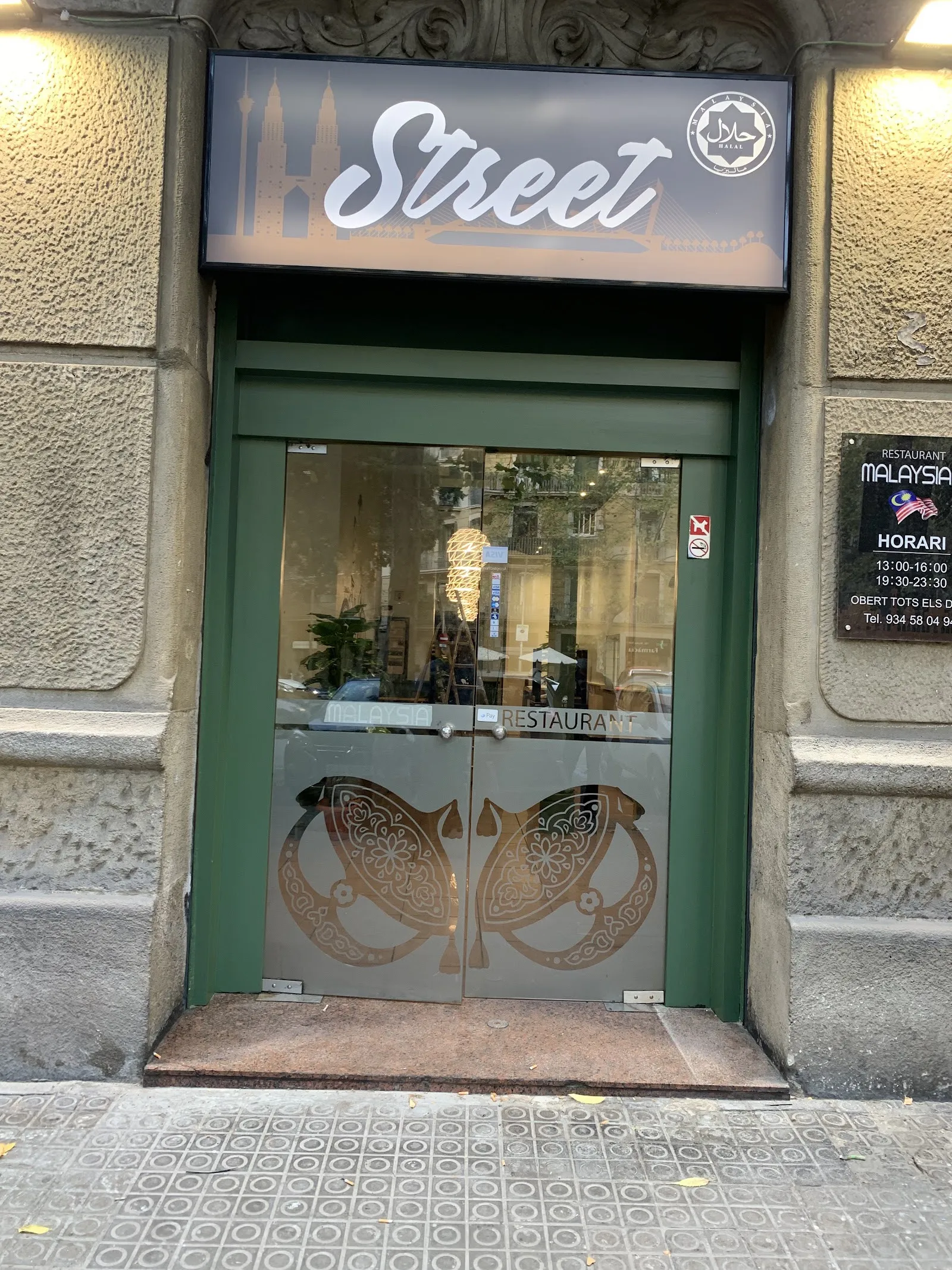 La façana del restaurant, amb la porta verda