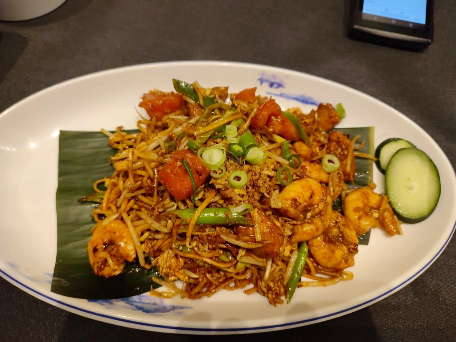 Mee goreng servit sobre fulla de plataner